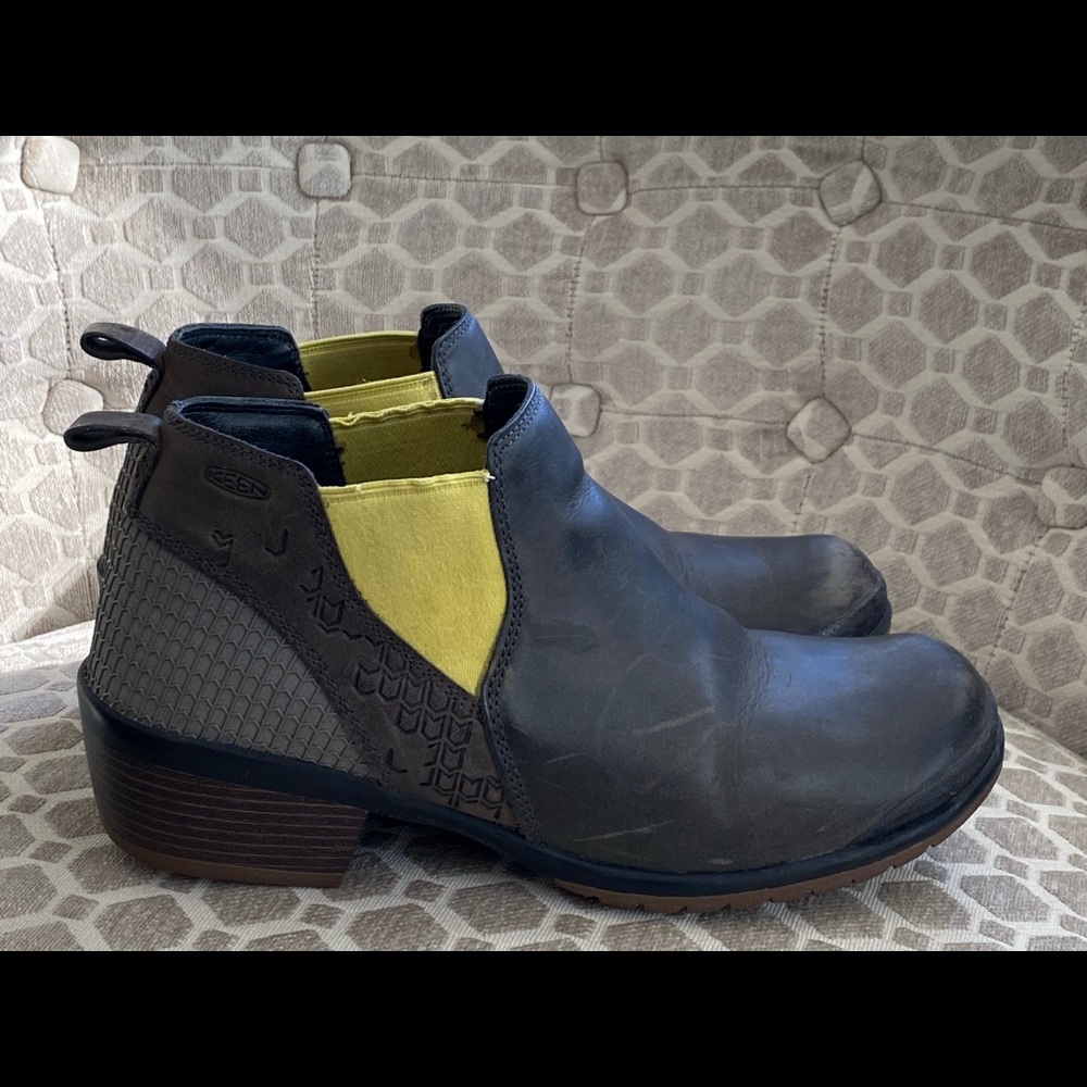 Keen short booties in dark grey